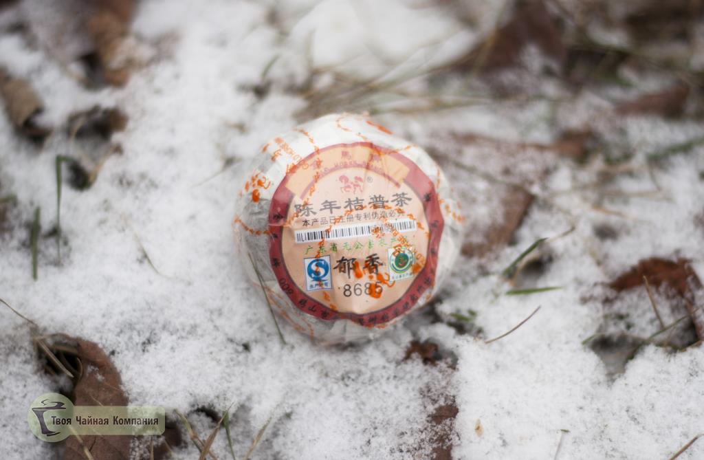 Шу Пуэр в мандарине в упаковке на снегу