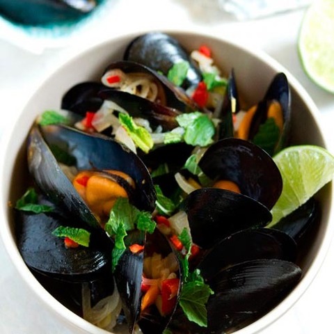 https://static12.insales.ru/images/products/1/1689/37570201/mussels_lemongrass_chili_sauce.jpg