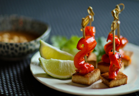https://static12.insales.ru/images/products/1/1812/15353620/thai_tofu_satay.jpg
