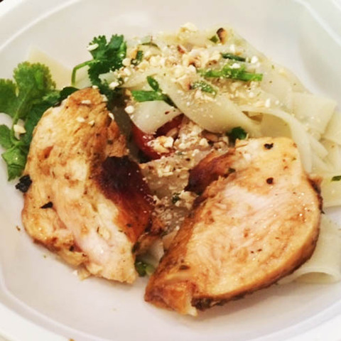 https://static12.insales.ru/images/products/1/1818/49399578/chicken_noodles_salad.jpg