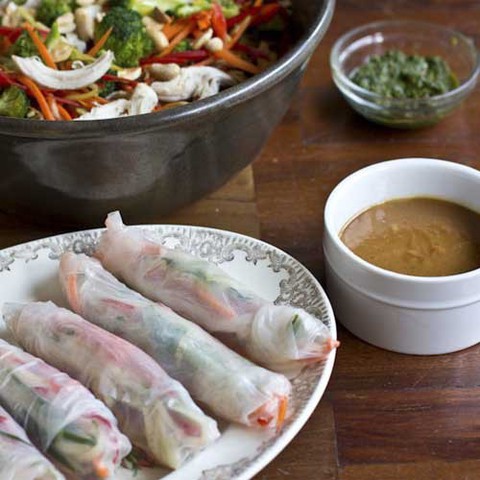 https://static12.insales.ru/images/products/1/3867/39022363/spring_rolls_peanut_sauce.jpg